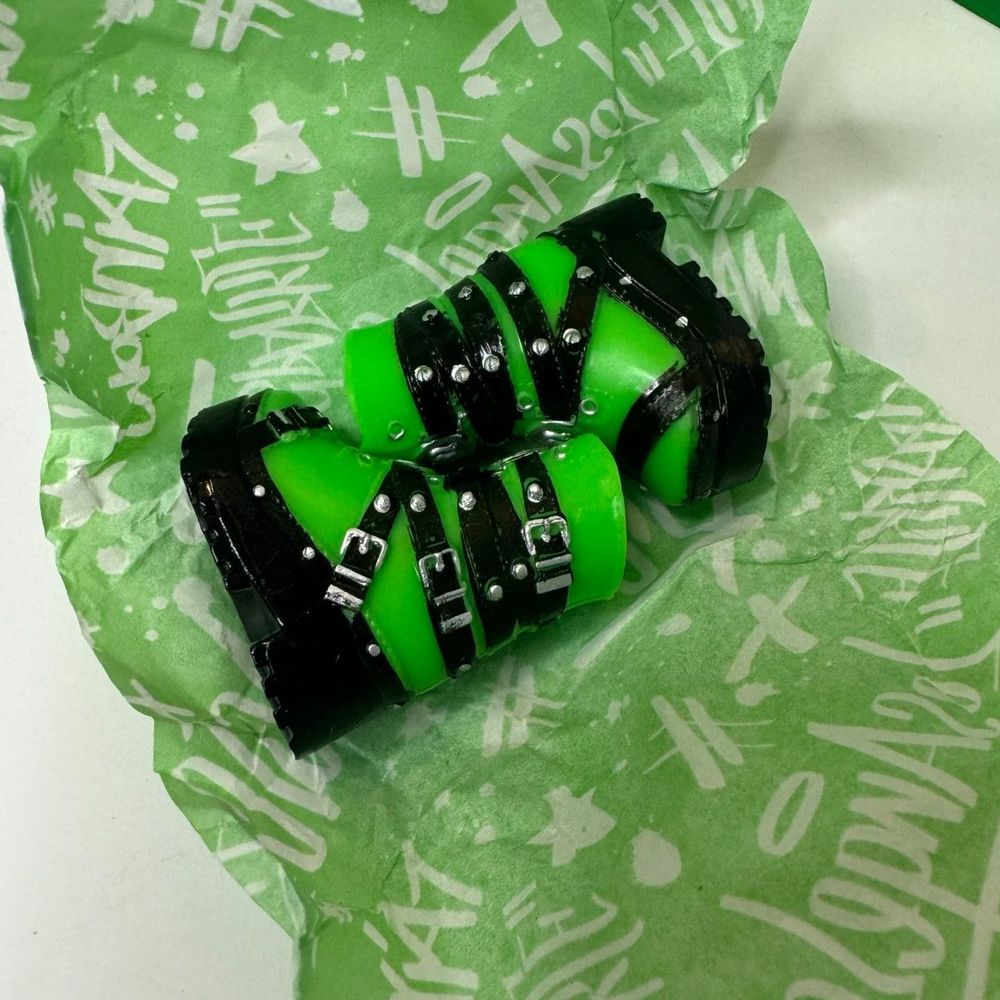 JADE HUNTER BUCKLE BOOTS - RAINBOW HIGH DOLL SHOES - GREEN - BRAND NEW